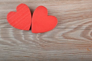 kalp ahşap arka planda