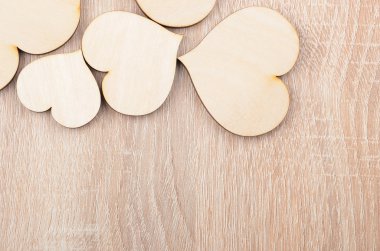 kalp ahşap arka planda