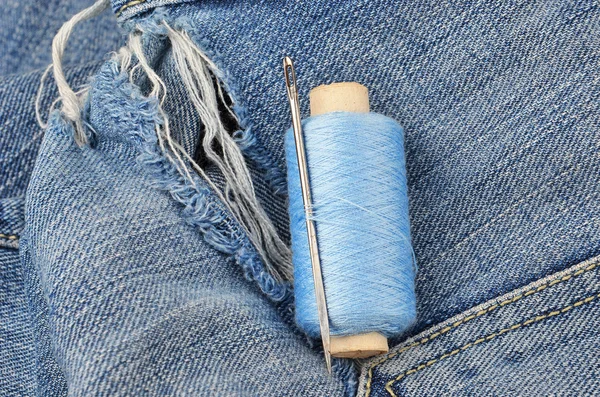 Hilos en jeans, concepto de reparación de desgaste —  Fotos de Stock
