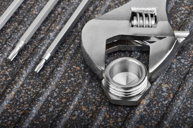 İngiliz anahtarı, sıhhi tesisat montaj ve tornavida