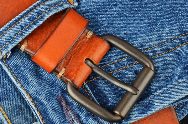 Jeans Bleu avec ceinture en cuir — Photo