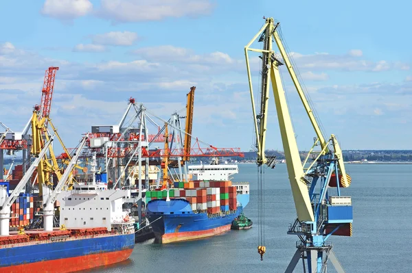 Cargo crane and ship — Stock Photo, Image