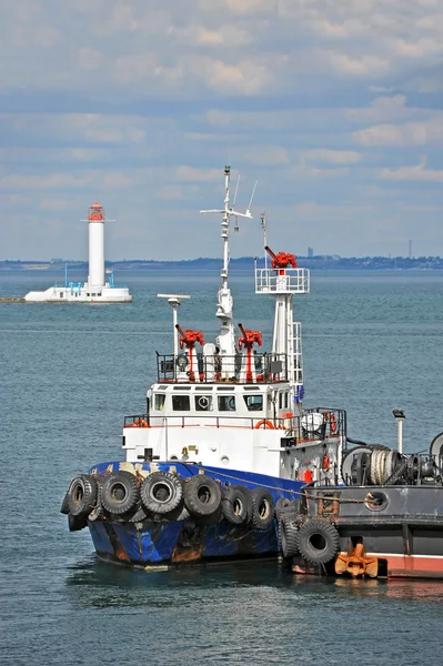 Sleepboot en vuurtoren — Stockfoto