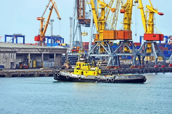 Remorqueur et grue à cargaison portuaire — Photo