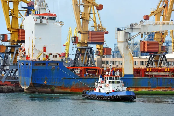 Tugboat assisting bulk cargo ship — Stock Photo, Image