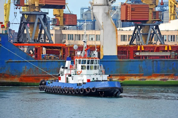 Sleepboot meewerkende bulk vrachtschip — Stockfoto