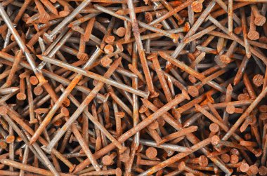 Paslı çivi, yakın