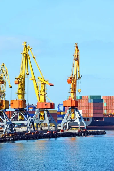 Cargo crane and ship — Stock Photo, Image