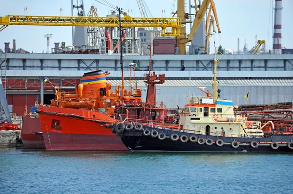 Bunker gemi ve liman vinç altında römorkörBunker schip en sleepboot onder poort kraan — Stockfoto