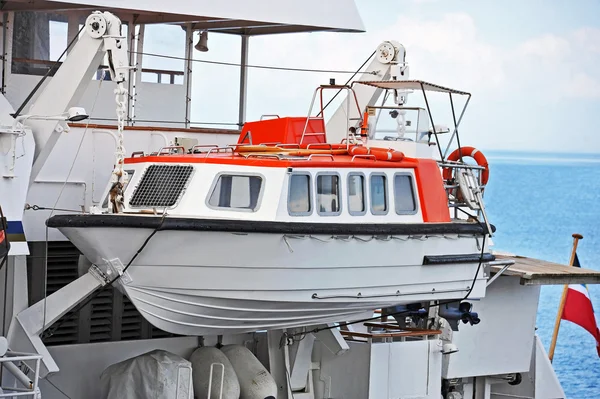 Bezpečnostní záchranný člun na palubě — Stock fotografie
