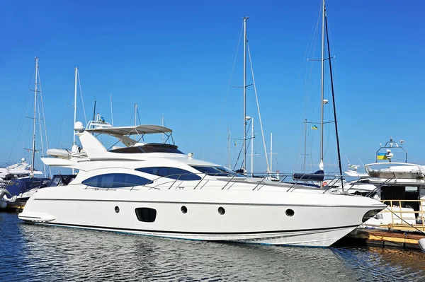 Motor yacht in jetty — Stock Photo, Image