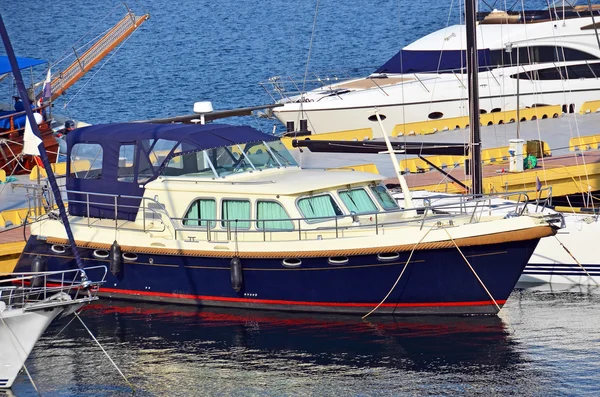 Bateau à moteur en jetée — Photo