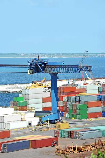 Grúa y contenedor de carga portuaria — Foto de Stock