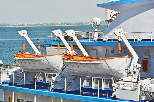 Veiligheid reddingsboot op het dek — Stockfoto