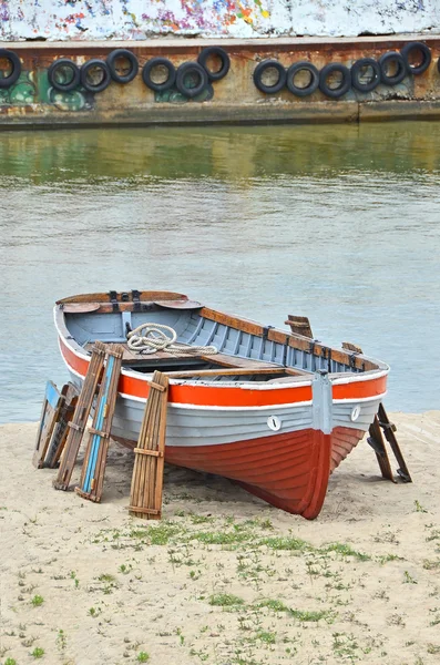 Παλιά βάρκα στο σταθμό ναυαγοσώστη παραλία — Φωτογραφία Αρχείου