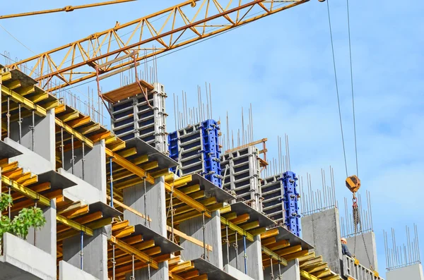 Guindaste e canteiro de obras — Fotografia de Stock