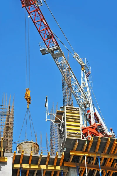 Kran und Baustelle — Stockfoto