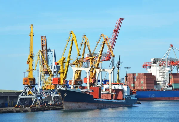 Bulk cargo ship under port crane Stock Picture