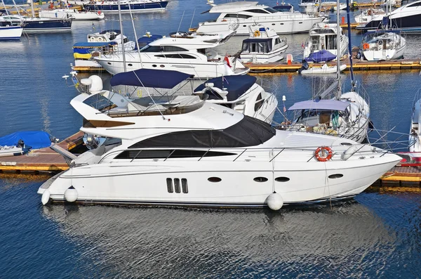 Motor yacht in jetty — Stock Photo, Image