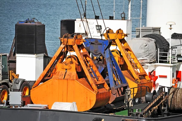 Roestige scoop van lading kraan — Stockfoto