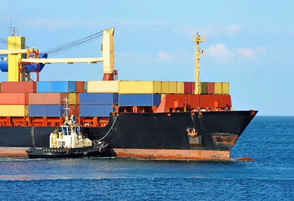 Buque remolcador asistiendo buque de carga de contenedores — Foto de Stock