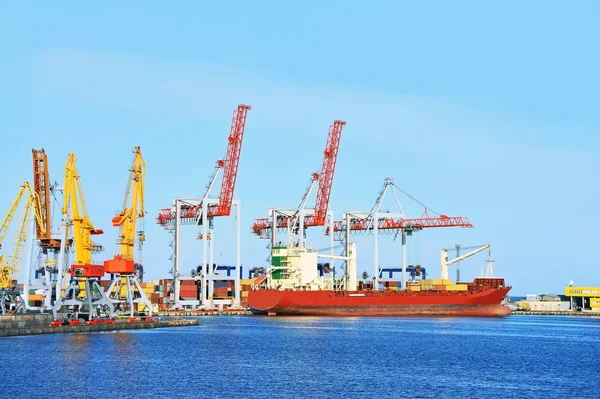 Lading kraan en schip — Stockfoto