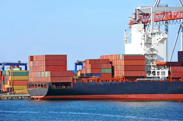 Containerstapel und Schiff — Stockfoto