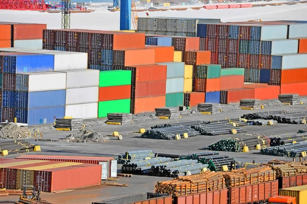 Container, Bauholz, Rohr und Zug im Hafen — Stockfoto