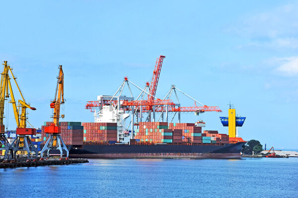 Грузовой кран и корабль
