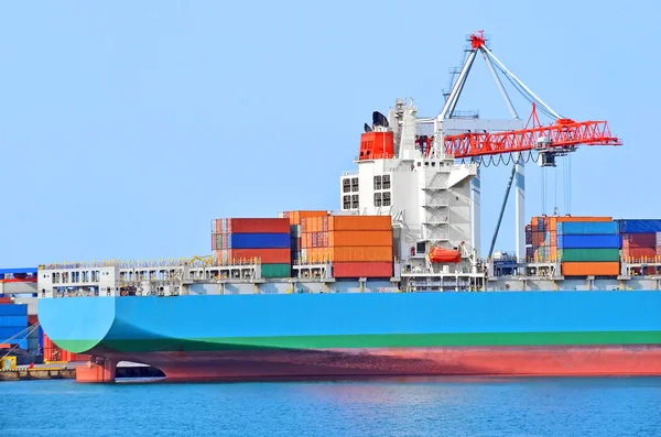 Lading kraan en schip — Stockfoto