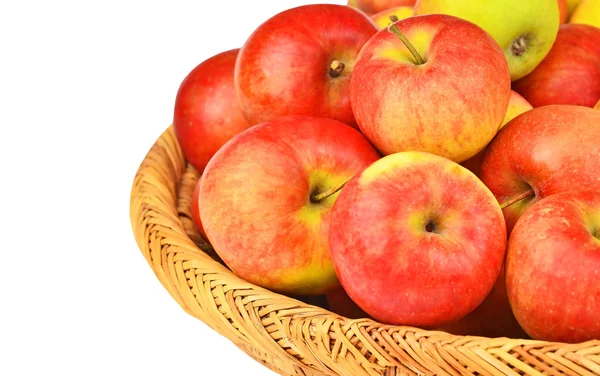 Manzana roja en una cesta de mimbre —  Fotos de Stock