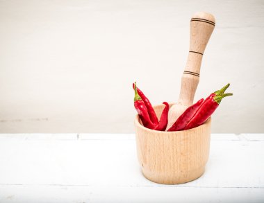 Ahşap harç ve kırmızı biber 2