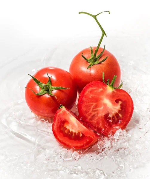 Frische Tomaten im Wasser — Stockfoto