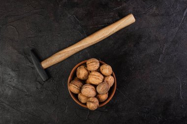 Betona karşı bir kasede çekiç ve ceviz