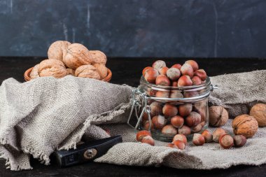 Cam kavanozda fındık ve çuval bezinde ceviz.