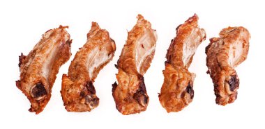 Beyaz bir tabakta dilimlenmiş domuz pirzolası, izole et.