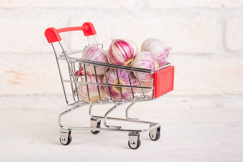 Heads of garlic in a shopping cart