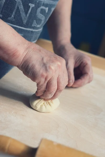 여성 손과 반죽 — 스톡 사진