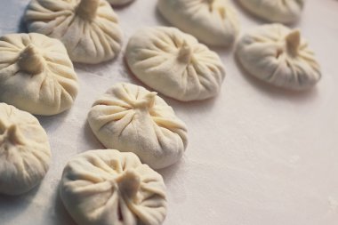 Bir gemide pişmemiş hinkali