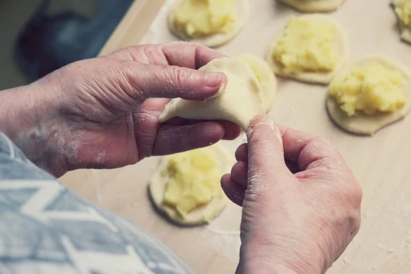 Mãos femininas fazendo pierogi — Fotografia de Stock