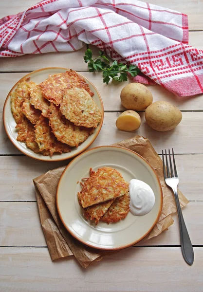 Hjemmelavede Hash Browns Med Creme Fraiche Træbord Skudt Ovenfra - Stock-foto