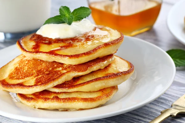 Tallrik med pannkakor — Stockfoto