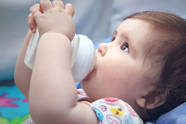 Niña con biberón Imagen De Stock