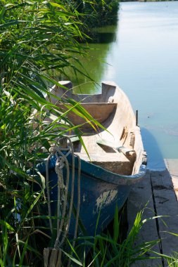 dayanmış eski ahşap tekne