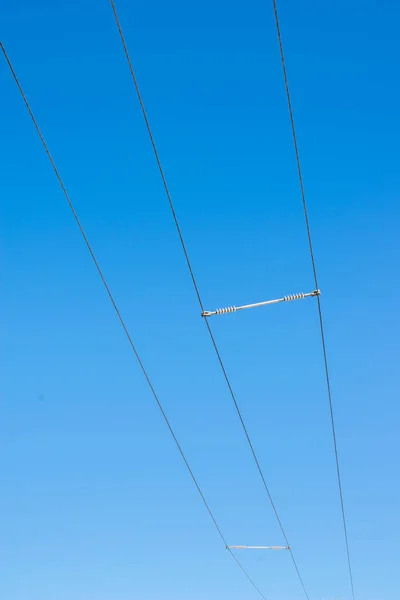 干线电线之间的电绝缘子 — 图库照片