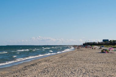 Corbu, Constanta, Romanya - 03 Ağustos 2020: Romanya 'nın Corbu plajında eğlenen turist