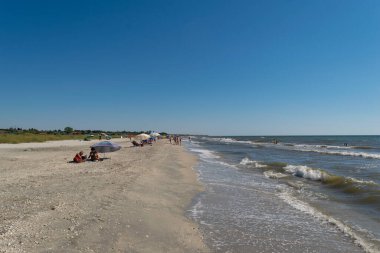 Corbu, Constanta, Romanya - 01 Ağustos 2020: Romanya 'nın Corbu plajında eğlenen turist