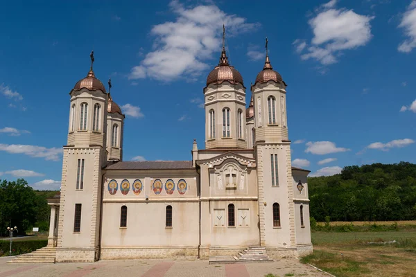 Köstence, Romanya - 04 Ağustos 2020: Romanya 'nın Köstence kenti yakınlarındaki Saint Andrew Mağarası Manastırı