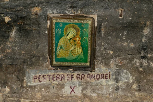 Köstence, Romanya - 04 Ağustos 2020: Romanya 'nın Dobrogea kentindeki Saint Andrew Mağarası içindeki türbe