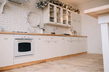 Büyük geniş mutfak yeni yıl tatili için dekore edilmiştir. Çatı katı tarzında parlak bir mutfak. Noel arkaplanı